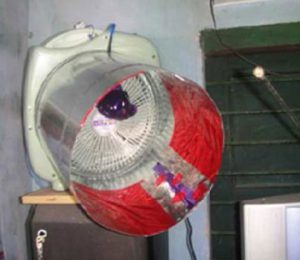 Máy bắt muỗi của “kĩ sư” hai lúa