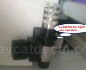 Máy cắt chữ Mimaki CG-60SRIII gõ đầu dao khi vận hành