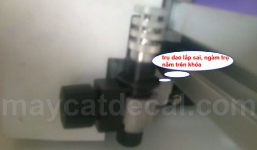 Máy cắt chữ Mimaki CG-60SRIII gõ đầu dao khi vận hành